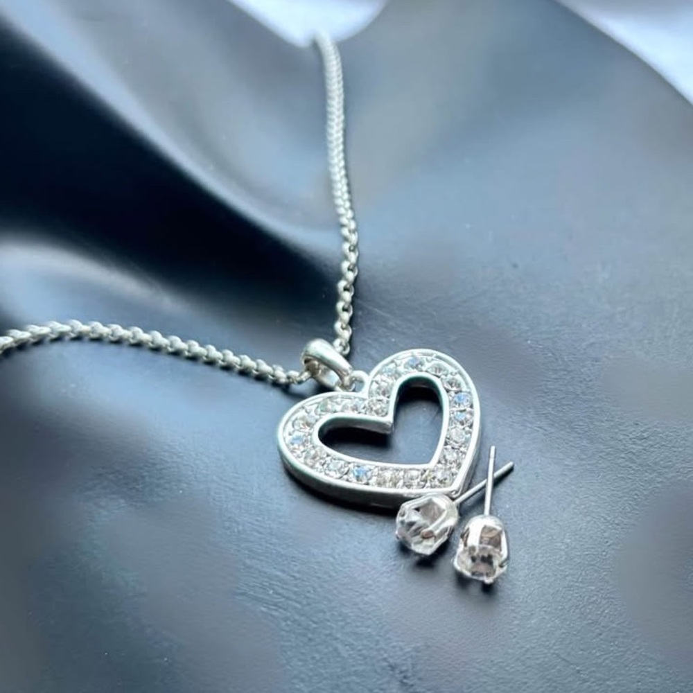 Sparkly Heart-Shaped Pendant Necklace with bonus Petite Stud Earrings
Never Worn